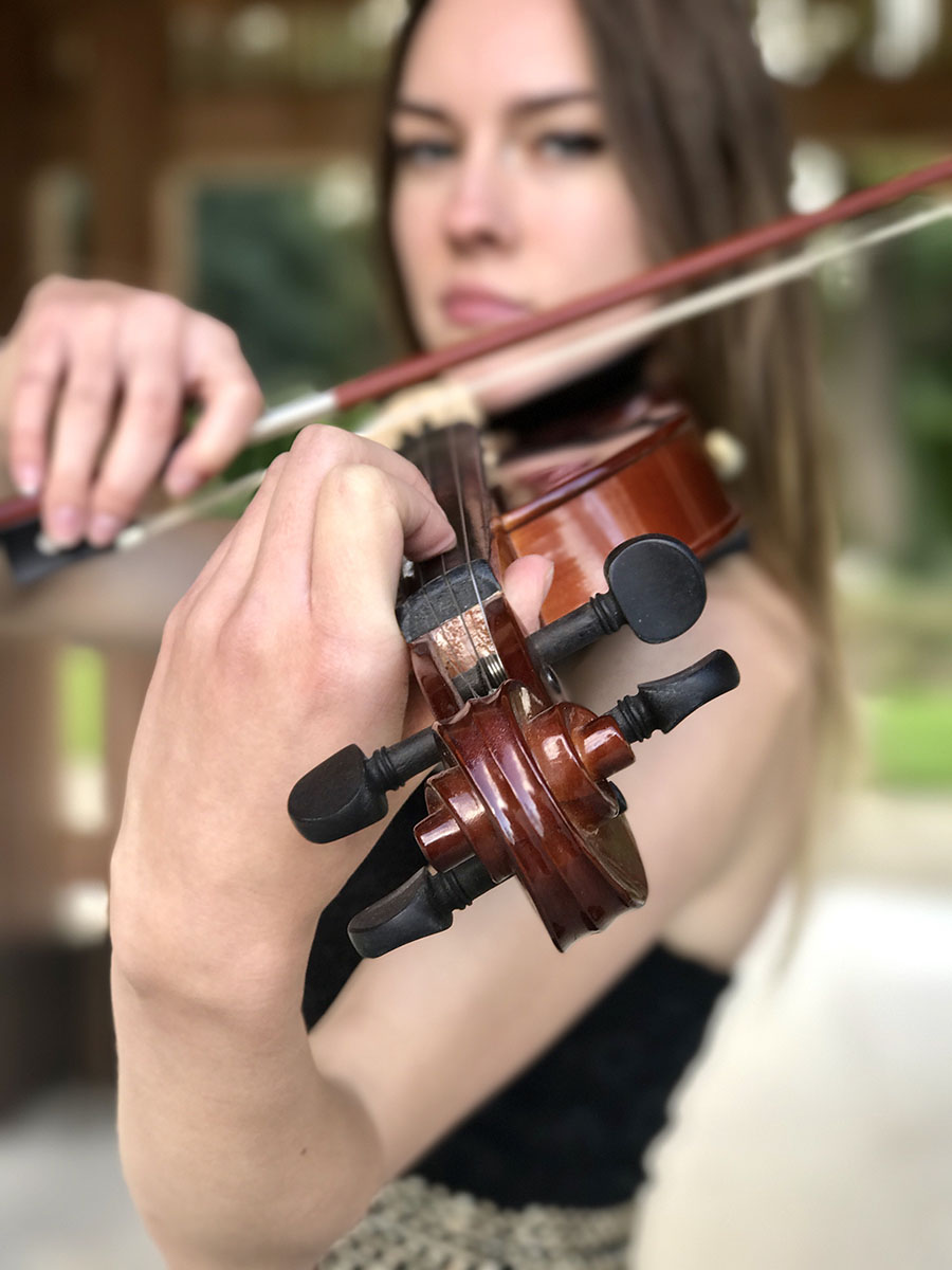 Violinista suona alla 7° edizione del Festival “Suoni della Majella”